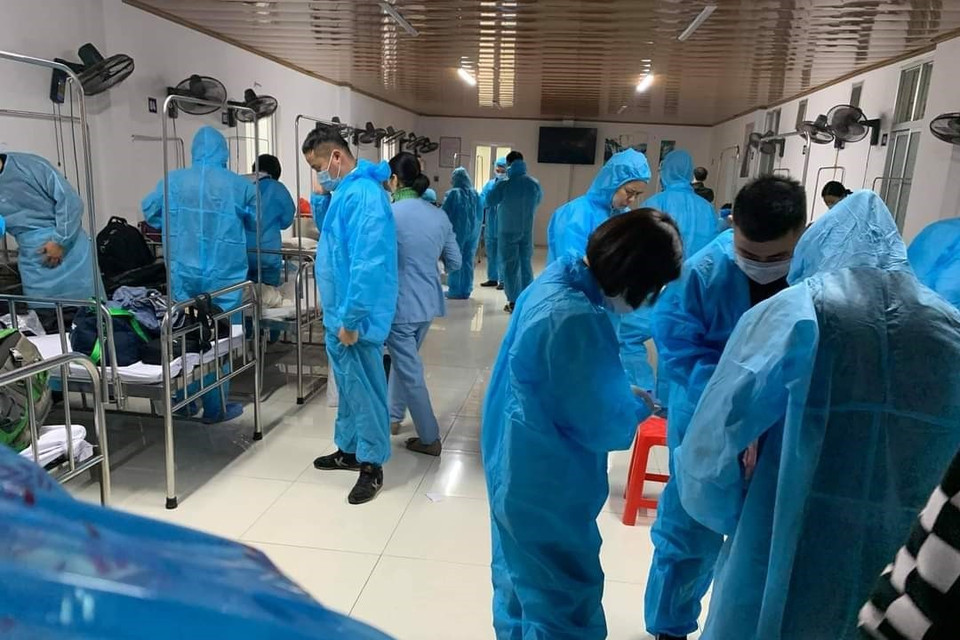 Cán bộ y tế trung tâm y tế huyện Vân Đồn ra quân ngày cao điểm thứ 2. (Nguồn: TTXVN phát)