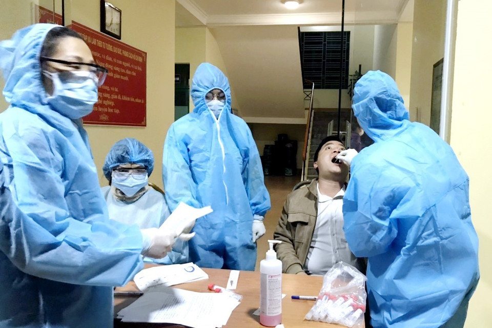 Nhân viên y tế Vân Đồn lấy mẫu xét nghiệm của người dân. (Nguồn: TTXVN phát)