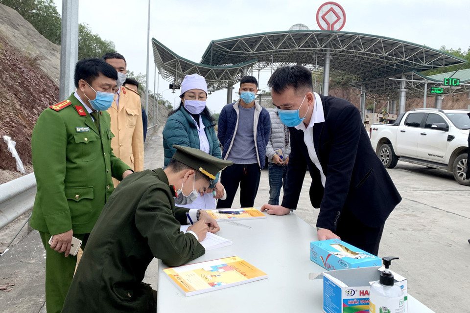 Lực lượng chức năng làm nhiệm vụ ở chốt kiểm dịch COVID-19 đặt tại trạm thu phí cao tốc Hạ Long-Vân Đồn, thuộc địa phận huyện Vân Đồn. (Nguồn: TTXVN phát)