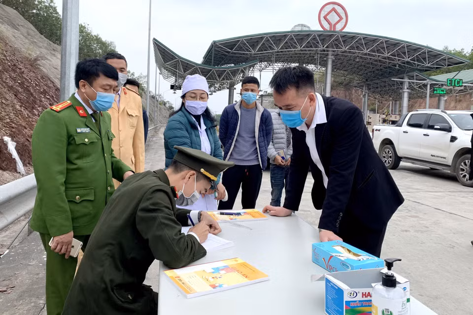 Lực lượng chức năng làm nhiệm vụ ở chốt kiểm dịch COVID-19 đặt tại trạm thu phí cao tốc Hạ Long-Vân Đồn, thuộc địa phận huyện Vân Đồn. (Nguồn: TTXVN phát)