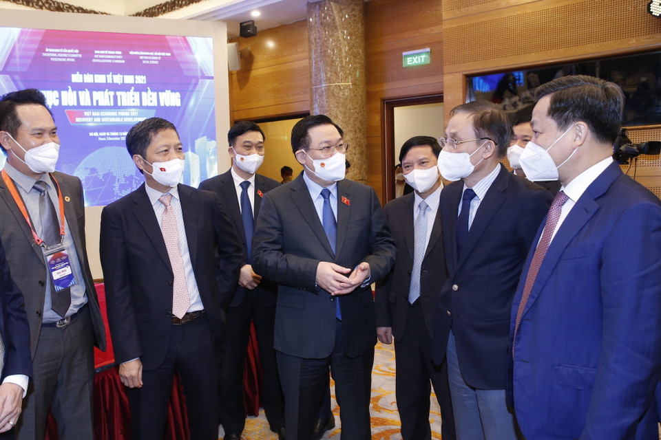 Chủ tịch Quốc hội Vương Đình Huệ trao đổi với các đại biểu. (Ảnh: Doãn Tấn/TTXVN)