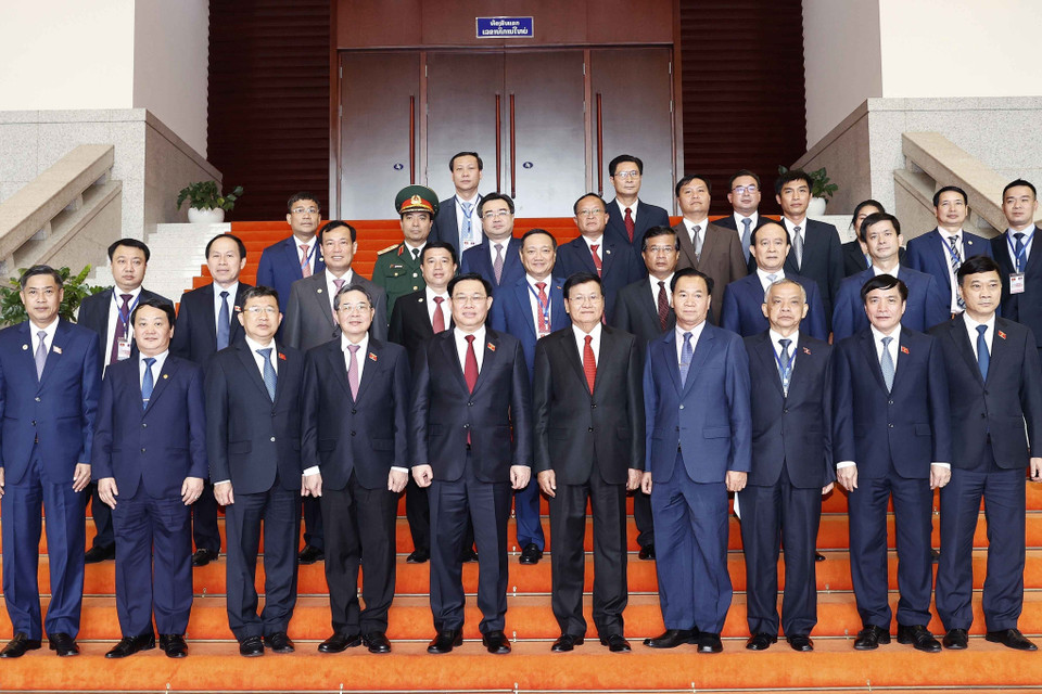 Chủ tịch Quốc hội Vương Đình Huệ và Tổng Bí thư, Chủ tịch nước Lào chụp ảnh chung với các đại biểu. (Ảnh: Doãn Tấn/TTXVN)