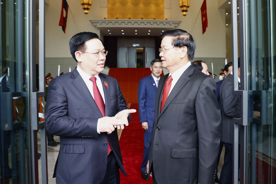 Sáng 16/5, tại Thủ đô Vientiane, Chủ tịch Quốc hội Vương Đình Huệ đến chào xã giao Tổng Bí thư, Chủ tịch nước Lào Thongloun Sisoulith. (Ảnh: Doãn Tấn/TTXVN)