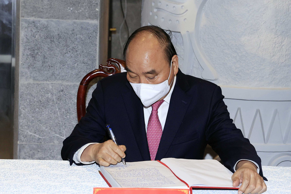 Chủ tịch nước Nguyễn Xuân Phúc ghi sổ lưu niệm tại Lễ khánh thành Đền thờ Vua Hùng ở thành phố Cần Thơ. (Ảnh: Thống Nhất/TTXVN)