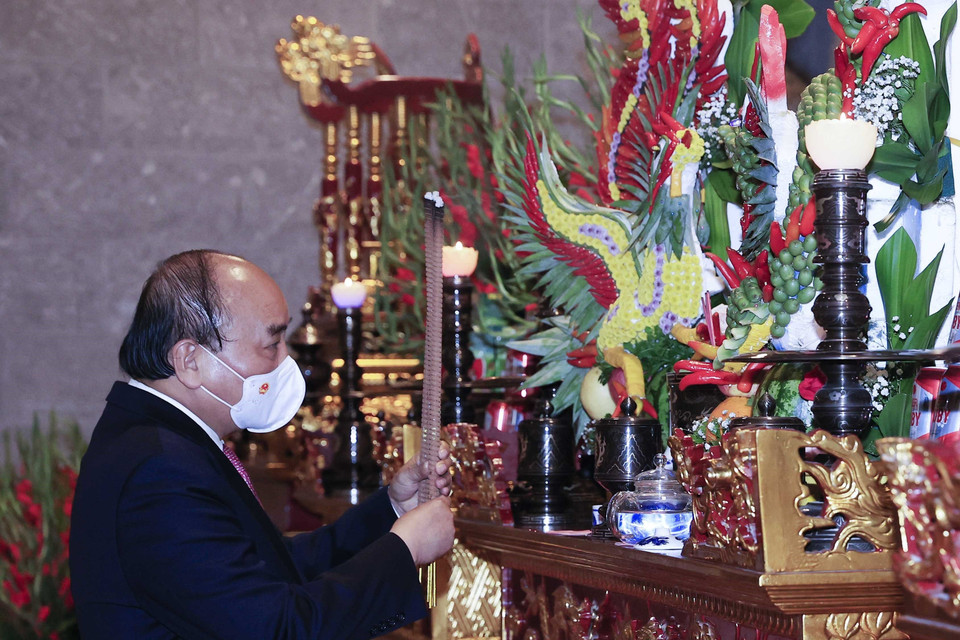 Chủ tịch nước Nguyễn Xuân Phúc dâng hương tại Lễ khánh thành Đền thờ Vua Hùng ở thành phố Cần Thơ. (Ảnh: Thống Nhất/TTXVN)