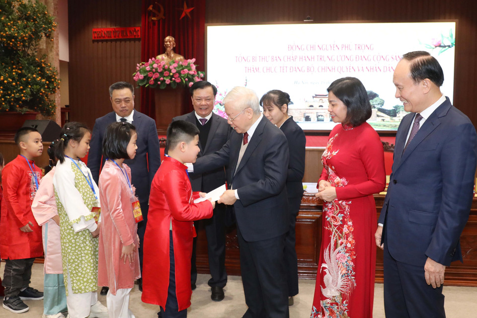 Tổng Bí thư Nguyễn Phú Trọng thăm hỏi các cháu học sinh. (Ảnh: Phương Hoa/TTXVN)