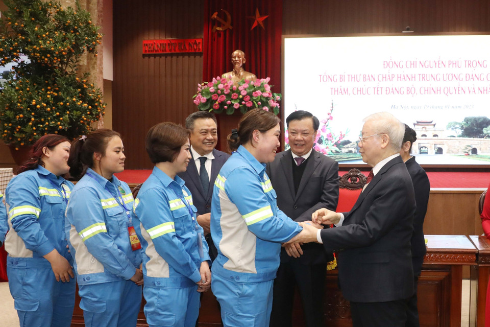 Tổng Bí thư Nguyễn Phú Trọng chúc Tết nhân dân Thủ đô Hà Nội. (Ảnh: Phương Hoa/TTXVN)