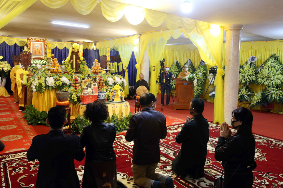 Người dân đến viếng Đại lão Hòa thượng, Đức Pháp chủ Giáo hội Phật giáo Việt Nam Thích Phổ Tuệ. (Ảnh: Phạm Kiên/TTXVN)