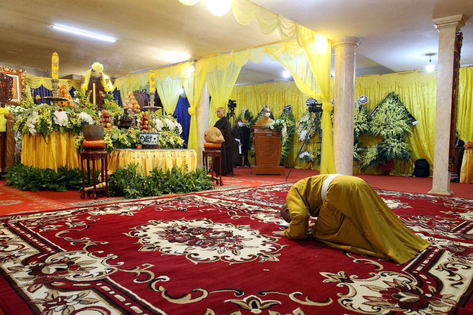 Phật tử viếng Đại lão Hòa thượng, Đức Pháp chủ Giáo hội Phật giáo Việt Nam Thích Phổ Tuệ. (Ảnh: Phạm Kiên/TTXVN)