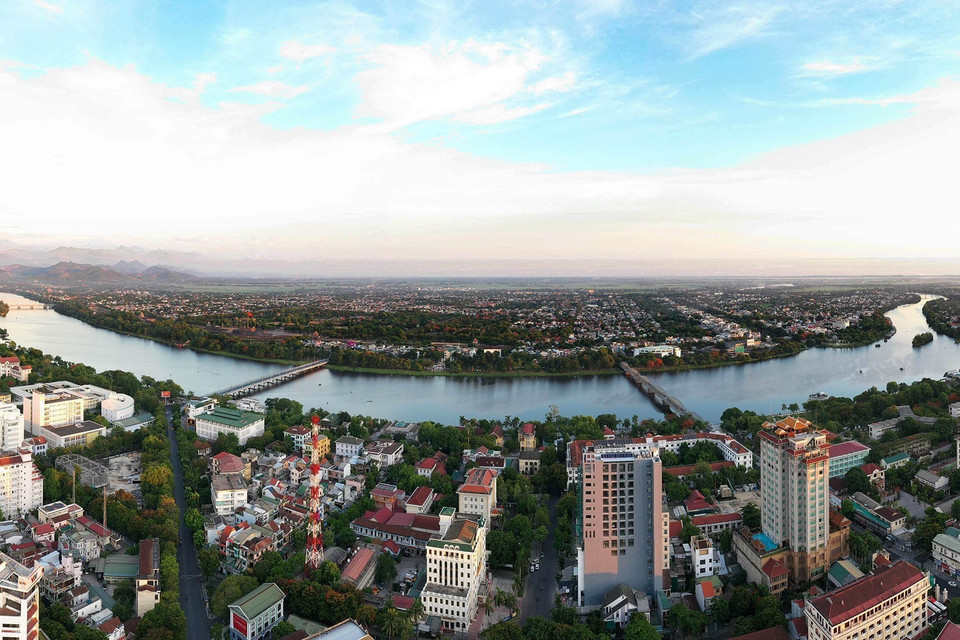 Thành phố Huế - thủ phủ của tỉnh Thừa Thiên-Huế có sức hút lớn đối với các dòng khách du lịch văn hóa, du lịch trở về cội nguồn, du lịch sinh thái và các loại du lịch đặc sắc khác của cả nước. (Ảnh: Hồ Cầu/TTXVN)