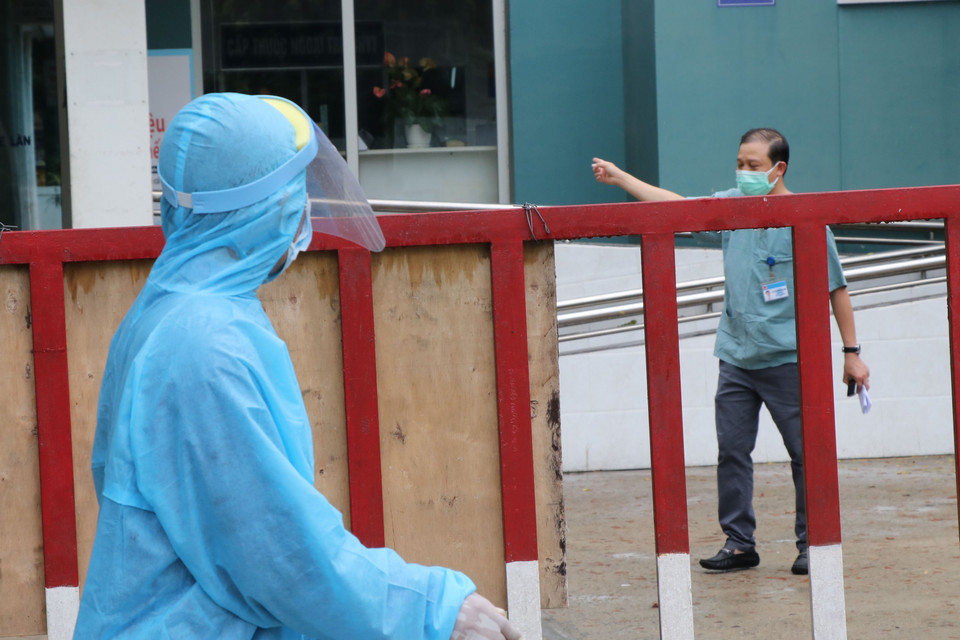 Mọi trao đổi được thực hiện ở khoảng cách trên 2 mét. (Ảnh: Quốc Dũng/TTXVN)