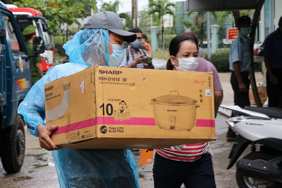 Số lượng lớn hàng hóa, vật dụng, lương thực, thực phẩm được tiếp tế liên tục cho bện viện dã chiến. (Ảnh: Quốc Dũng/TTXVN)