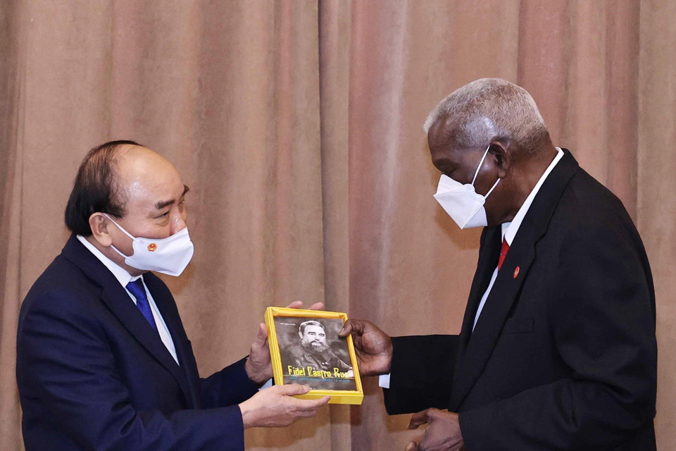 Chủ tịch nước Nguyễn Xuân Phúc tặng Chủ tịch Quốc hội Cộng hòa Cuba Esteban Lazo Hernández quyển sách Fidel Castro Ruz Nhà Cách mạng Quốc tế vĩ đại. (Ảnh: Thống Nhất/TTXVN)