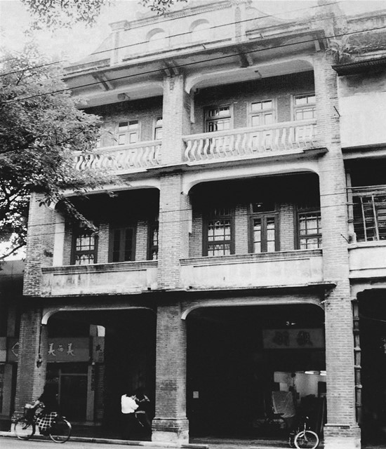 Tháng 6/1925, tại Quảng Châu (Trung Quốc), Nguyễn Ái Quốc thành lập Hội Việt Nam Cách mạng Thanh niên, mở lớp Huấn luyện chính trị, ra Báo Thanh niên, truyền giảng cho đội ngũ cán bộ cốt cán đầu tiên của Việt Nam những nội dung cơ bản của học thuyết Marx - Lenin, để chuẩn bị cho sự ra đời một chính Đảng vô sản kiểu mới ở Việt Nam. Trong ảnh: Ngôi nhà số 13/1, nay là số 248-250, đường Văn Minh, thành phố Quảng Châu, Trung Quốc, trụ sở của Hội Việt Nam Cách mạng Thanh niên, nơi Nguyễn Ái Quốc mở các lớp huấn luyện đào tạo cán bộ cho cách mạng Việt Nam từ năm 1925 - 1927. (Ảnh: Tư liệu/TTXVN phát)