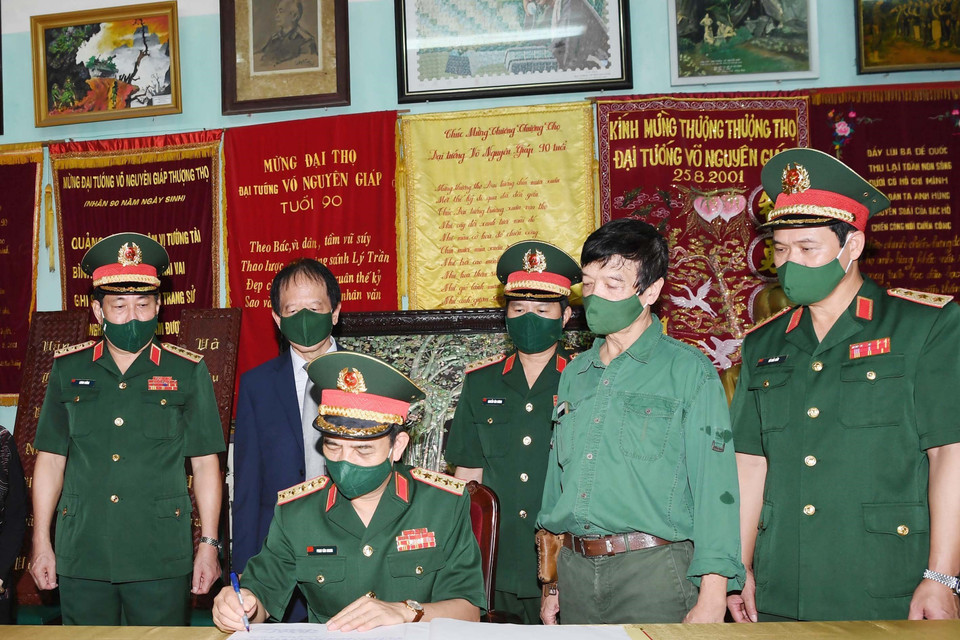 Đại tướng Phan Văn Giang và các vị lãnh đạo Bộ Quốc phòng ghi sổ lưu niệm tại gia đình Đại tướng Võ Nguyên Giáp. (Ảnh: Trọng Đức/TTXVN)