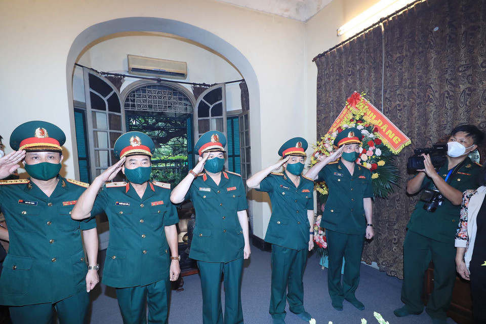 Đoàn đại biểu Bộ Tư lệnh Thủ đô dâng hương tưởng niệm Đại tướng Võ Nguyên Giáp. (Ảnh: Trọng Đức/TTXVN)