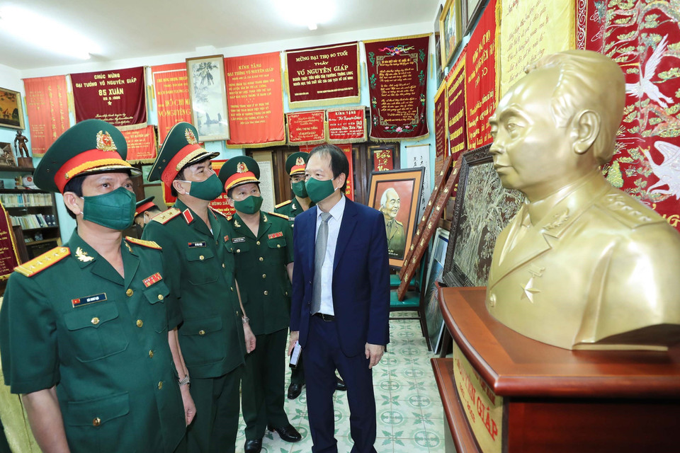 Đại biểu các cơ quan, đơn vị của Bộ Quốc phòng thăm Phòng trưng bày tại gia đình Đại tướng Võ Nguyên Giáp. (Ảnh: Trọng Đức/TTXVN)