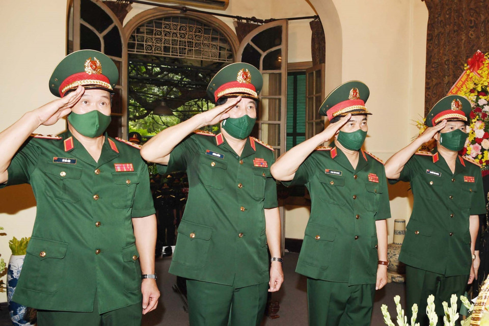 Đại tướng Phan Văn Giang và các vị lãnh đạo Bộ Quốc phòng dâng hương tưởng niệm Đại tướng Võ Nguyên Giáp. (Ảnh: Trọng Đức/TTXVN)