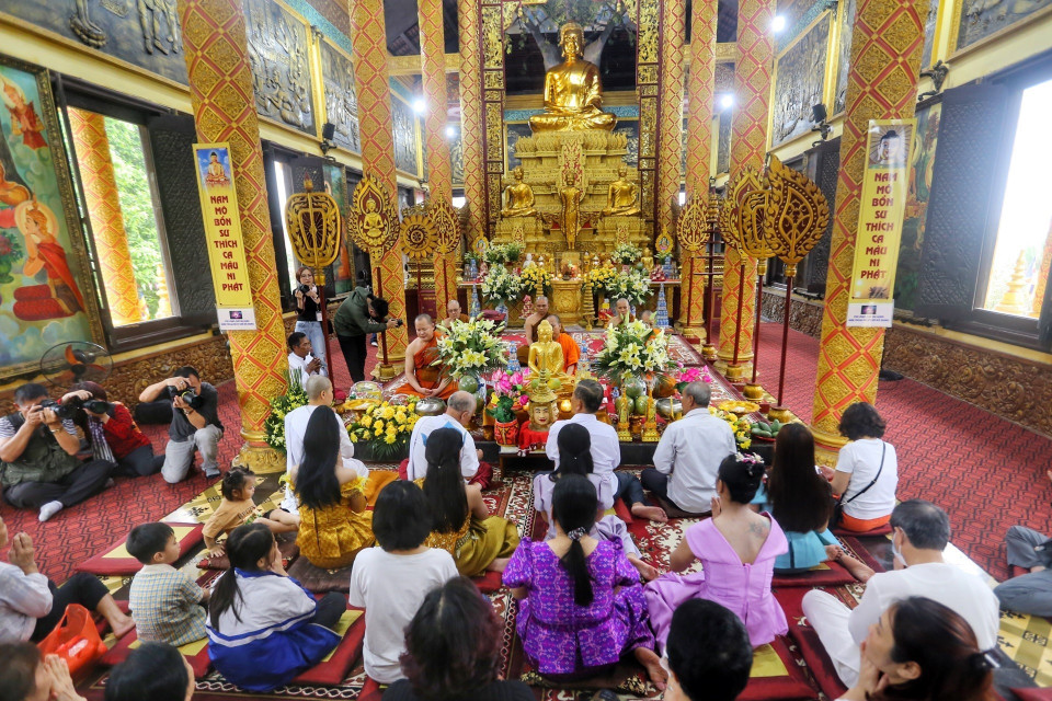 Các Chư tăng tụng kinh cầu an năm mới được thực hiện trong chánh điện. (Ảnh: Tuấn Đức/TTXVN)