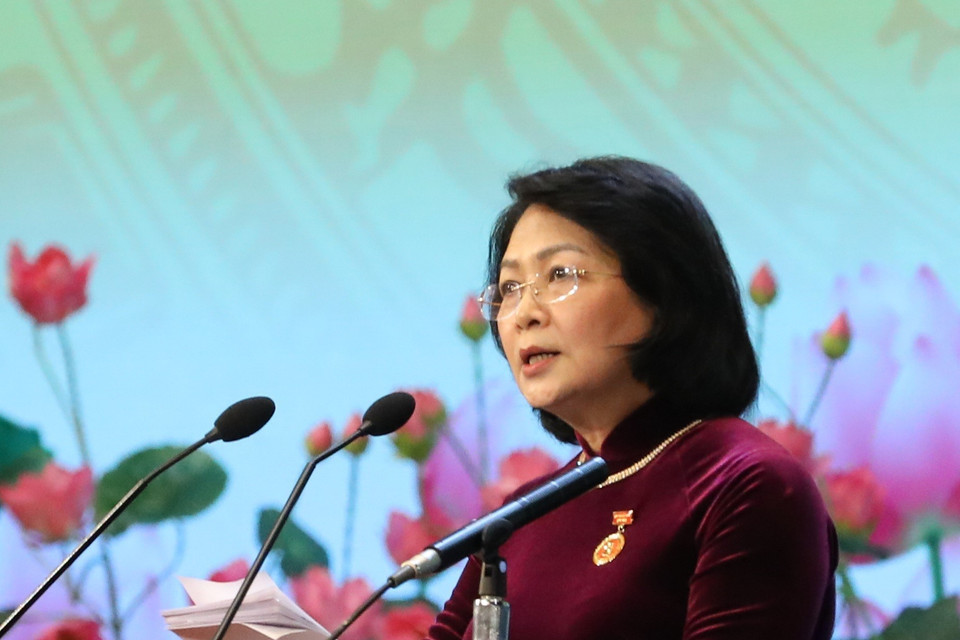 Phó Chủ tịch nước Đặng Thị Ngọc Thịnh, Phó Chủ tịch thứ nhất Hội đồng Thi đua-Khen thưởng Trung ương, đọc báo cáo tổng kết phong trào thi đua giai đoạn 2015-2020. (Ảnh: Văn Điệp/TTXVN)