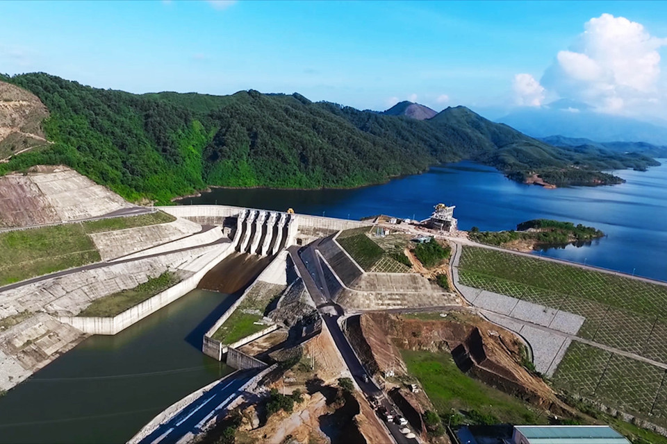 Tỉnh Thừa Thiên-Huế có 56 hồ chứa thuỷ lợi, 6 hồ thủy điện, trên 300 đập dâng phục vụ cho nhiều mục đích như thủy lợi, thủy điện, phòng chống thiên tai, cấp nước cho sinh hoạt và sản xuất, cải tạo môi trường sinh thái. Trong ảnh: Hồ chứa nước Tả Trạch nằm ở phía thượng nguồn sông Hương, có dung tích khoảng 650 triệu m3 nước. (Ảnh: Hồ Cầu/TTXVN)