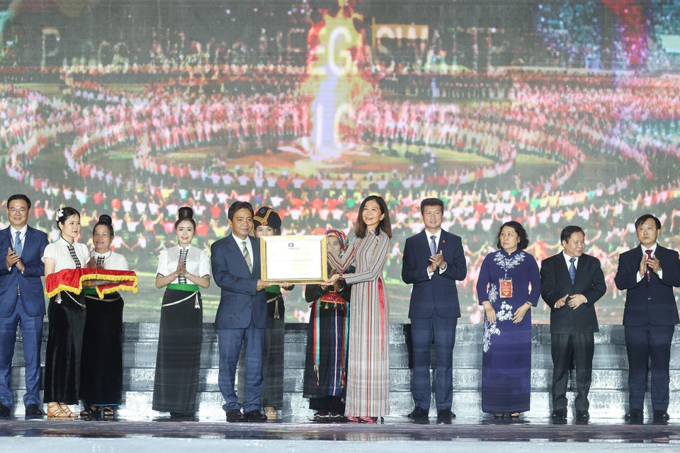 Thứ trưởng Bộ Văn hóa, Thể thao và Du lịch Hoàng Đạo Cương, đại diện Bộ Bộ Văn hóa, Thể thao và Du lịch đón nhận Bằng của UNESCO ghi danh “Nghệ thuật Xòe Thái” từ bà Pauline Tamesis, Điều phối viên thường trú của Liên hợp quốc tại Việt Nam. (Ảnh: Dương Giang/TTXVN)