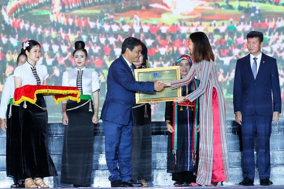 Thứ trưởng Bộ Văn hóa, Thể thao và Du lịch Hoàng Đạo Cương, đại diện Bộ Văn hóa, Thể thao và Du lịch đón nhận Bằng của UNESCO ghi danh “Nghệ thuật Xòe Thái” từ bà Pauline Tamesis, Điều phối viên thường trú của Liên hợp quốc tại Việt Nam. (Ảnh: Dương Giang/TTXVN)