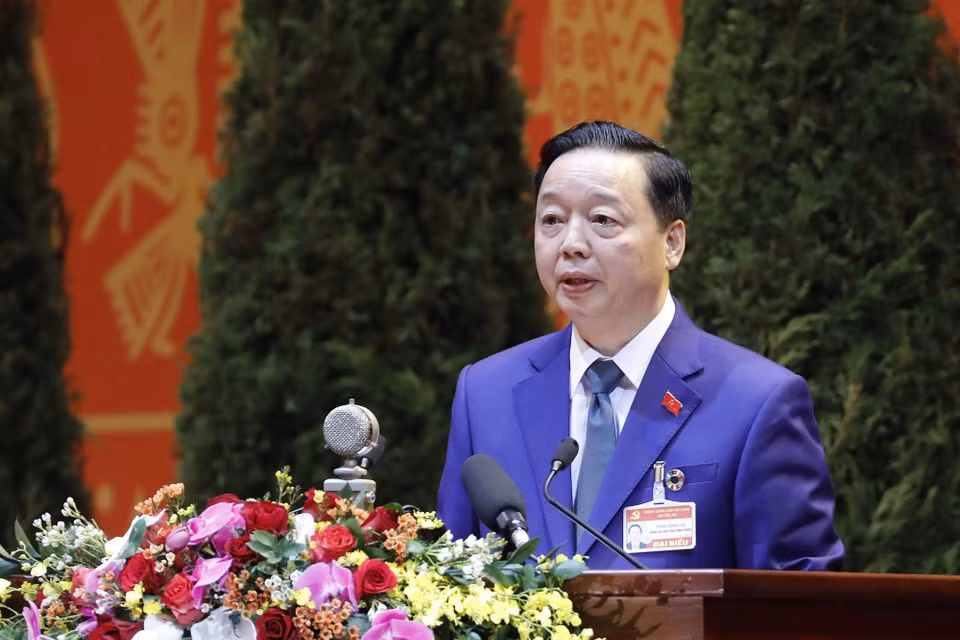 Đồng chí Trần Hồng Hà, Ủy viên Trung ương Đảng, Bộ trưởng Bộ Tài nguyên và Môi trường trình bày tham luận. (Nguồn: TTXVN)