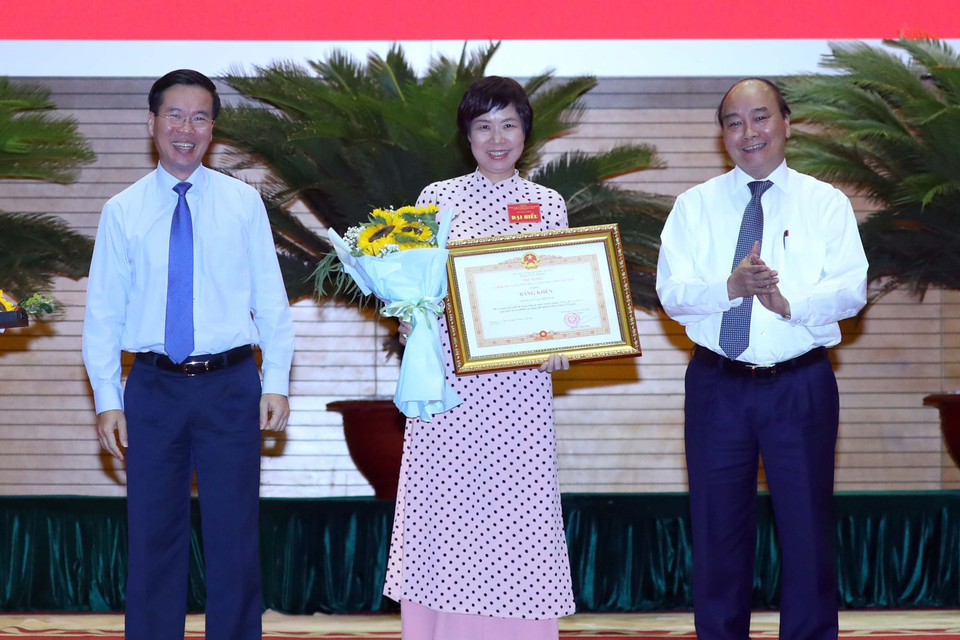 Thủ tướng Nguyễn Xuân Phúc và ông Võ Văn Thưởng, Ủy viên Bộ Chính trị, Bí thư Trung ương Đảng, Trưởng Ban Tuyên giáo Trung ương tặng Bằng khen của Thủ tướng Chính phủ cho Thông tấn xã Việt Nam. (Ảnh: Thống Nhất/TTXVN)