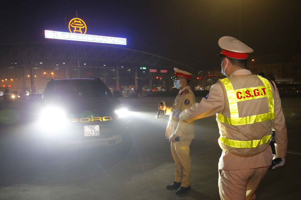 Cảnh sát giao thông tiến hành kiểm tra nồng độ cồn đối với tài xế tại cao tốc Pháp Vân-Cầu Giẽ. (Ảnh: Doãn Tấn/TTXVN)