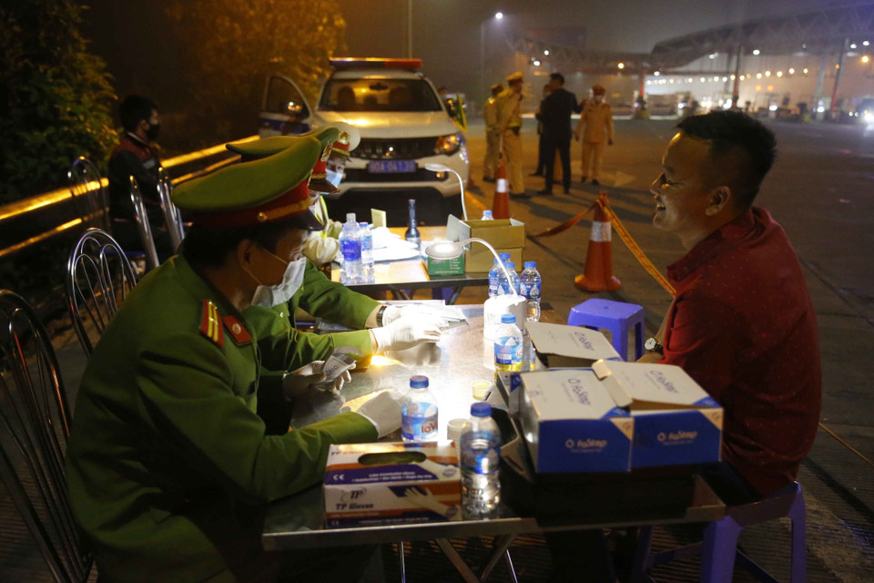 Lực lượng cảnh sát tiến hành xét nghiệm ma túy đối với tài xế tại cao tốc Pháp Vân-Cầu Giẽ. (Ảnh: Doãn Tấn/TTXVN)