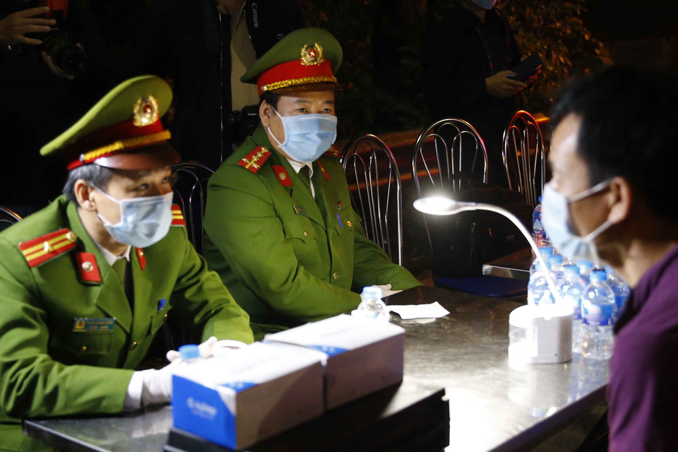 Lực lượng cảnh sát tiến hành xét nghiệm ma túy đối với tài xế tại cao tốc Pháp Vân-Cầu Giẽ. (Ảnh: Doãn Tấn/TTXVN)