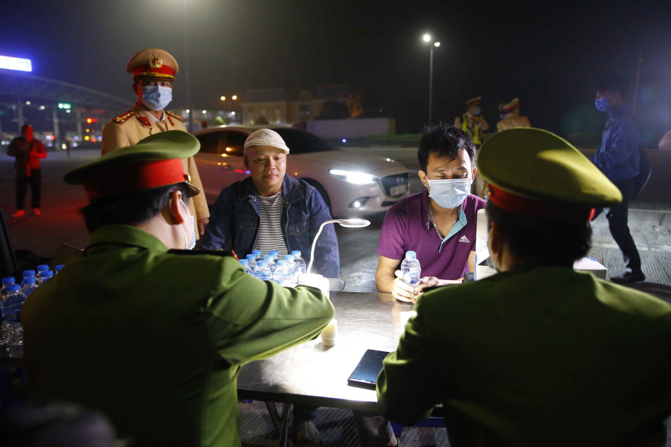 Lực lượng cảnh sát tiến hành xét nghiệm ma túy đối với tài xế tại cao tốc Pháp Vân-Cầu Giẽ. (Ảnh: Doãn Tấn/TTXVN)