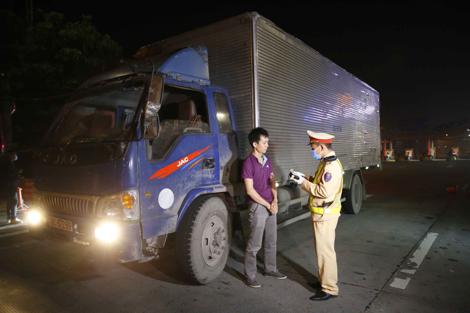 Cảnh sát giao thông tiến hành kiểm tra nồng độ cồn đối với tài xế tại cao tốc Pháp Vân-Cầu Giẽ. (Ảnh: Doãn Tấn/TTXVN)