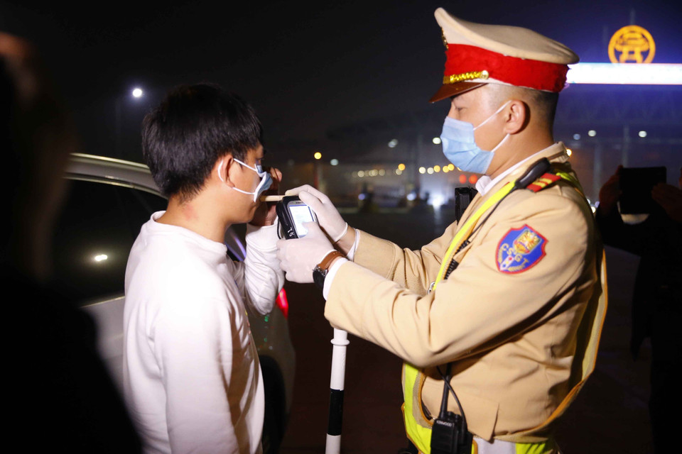 Cảnh sát giao thông tiến hành kiểm tra nồng độ cồn đối với tài xế tại cao tốc Pháp Vân-Cầu Giẽ. (Ảnh: Doãn Tấn/TTXVN)
