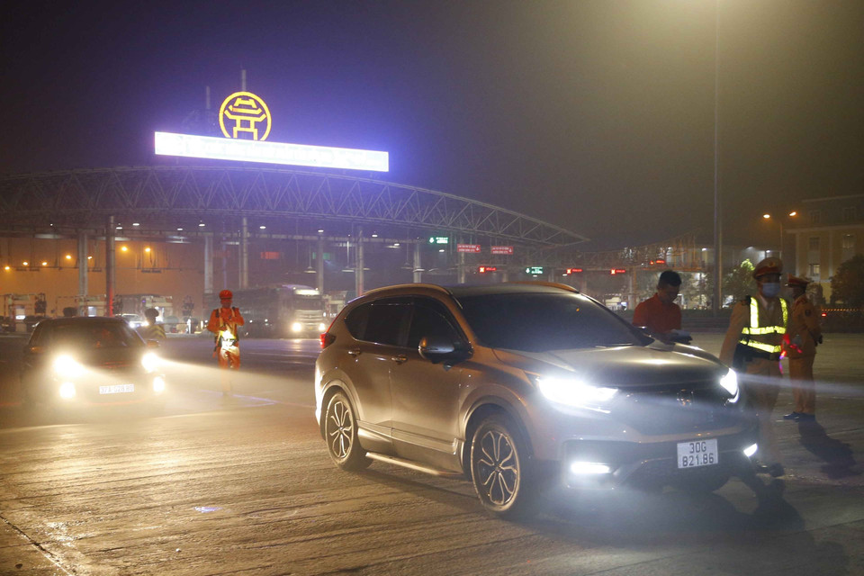 Cảnh sát giao thông tiến hành kiểm tra nồng độ cồn đối với tài xế tại cao tốc Pháp Vân-Cầu Giẽ. (Ảnh: Doãn Tấn/TTXVN)