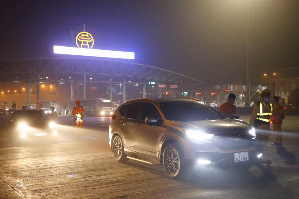 Cảnh sát giao thông tiến hành kiểm tra nồng độ cồn đối với tài xế tại cao tốc Pháp Vân-Cầu Giẽ. (Ảnh: Doãn Tấn/TTXVN)