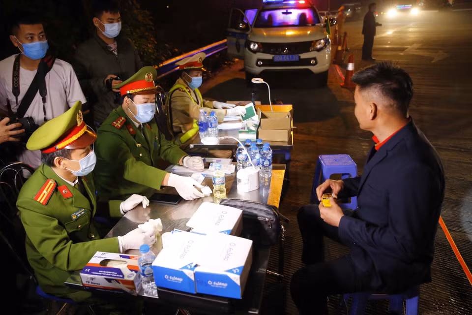Lực lượng cảnh sát tiến hành xét nghiệm ma túy đối với tài xế tại cao tốc Pháp Vân-Cầu Giẽ. (Ảnh: Doãn Tấn/TTXVN)