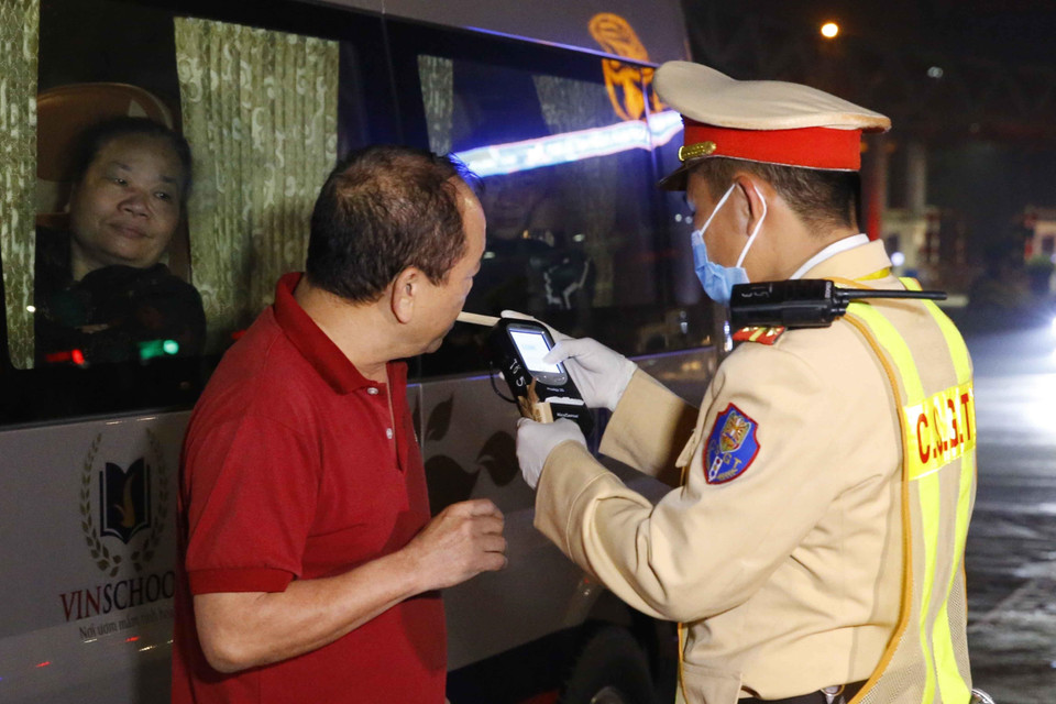 Cảnh sát giao thông tiến hành kiểm tra nồng độ cồn đối với tài xế tại cao tốc Pháp Vân-Cầu Giẽ. (Ảnh: Doãn Tấn/TTXVN)