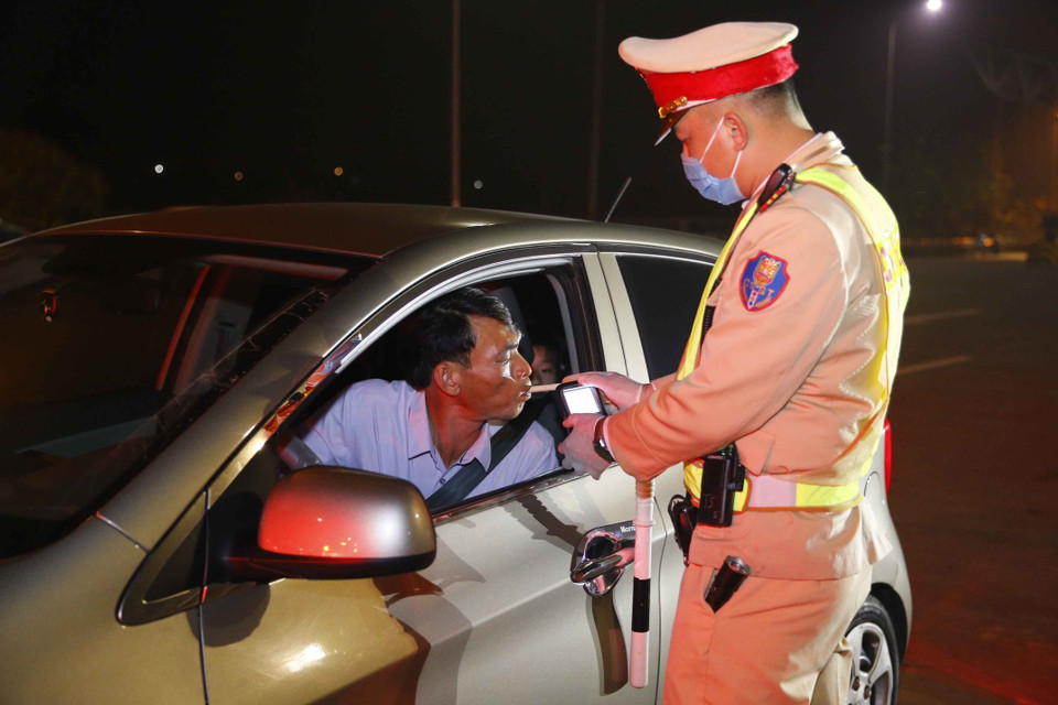 Cảnh sát giao thông tiến hành kiểm tra nồng độ cồn đối với tài xế tại cao tốc Pháp Vân-Cầu Giẽ. (Ảnh: Doãn Tấn/TTXVN)