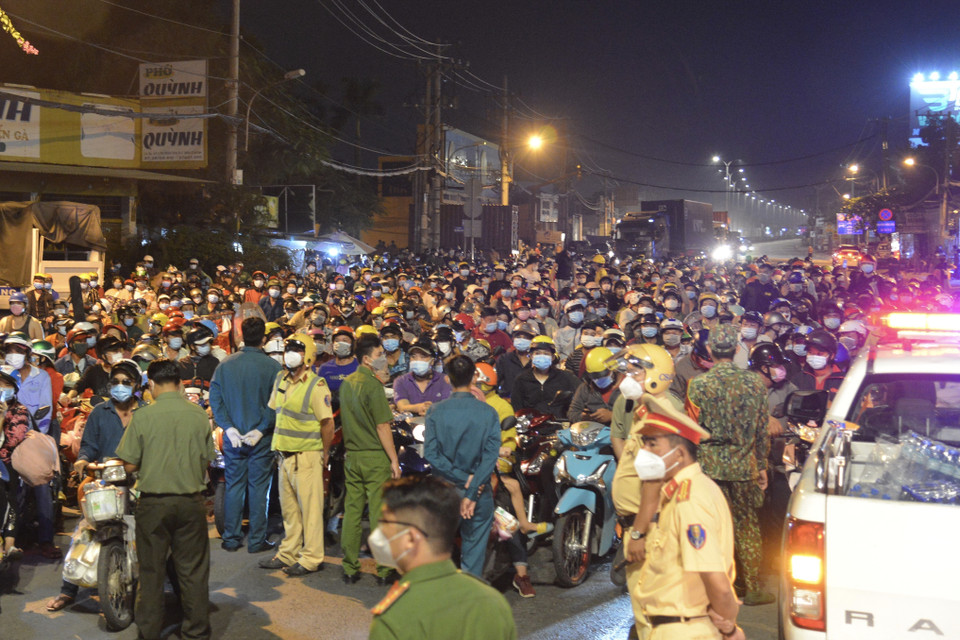 Sau khi các lực lượng chức năng Thành phố Hồ Chí Minh triển khai tháo gỡ các chốt kiểm soát trong nội đô, hàng nghìn người dân đi xe máy về quê. (Ảnh: Mạnh Linh/TTXVN)