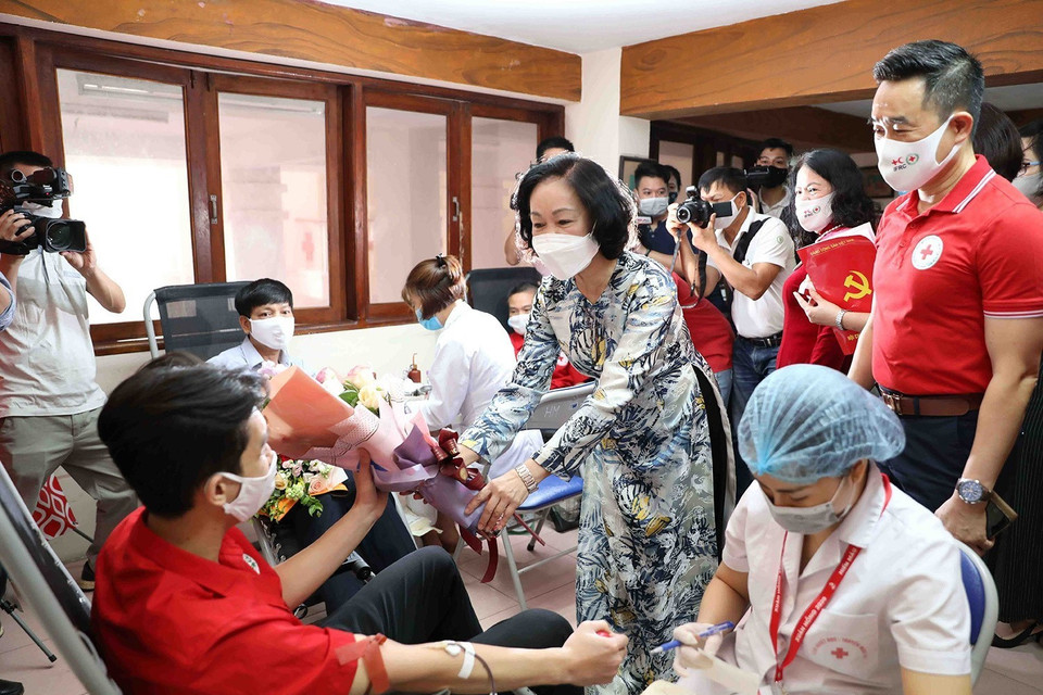 Trưởng ban Dân vận Trung ương Trương Thị Mai tặng hoa chúc mừng người hiến máu tại Lễ phát động Tháng Nhân đạo năm 2020. Năm 2019, bà được Tạp chí Forbes Việt Nam bầu chọn là một trong 50 phụ nữ có ảnh hưởng nhất Việt Nam trong lĩnh vực chính trị. (Ảnh: Thanh Tùng/TTXVN)