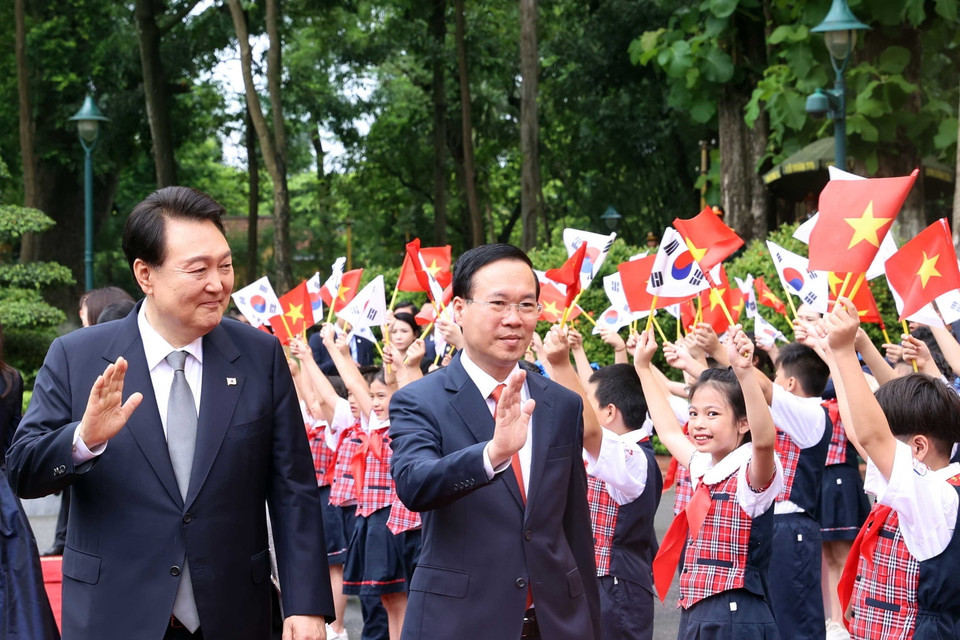 Chủ tịch nước Võ Văn Thưởng và Tổng thống Hàn Quốc Yoon Suk Yeol với thiếu nhi Thủ đô tại lễ đón. (Ảnh: Thống Nhất/TTXVN)