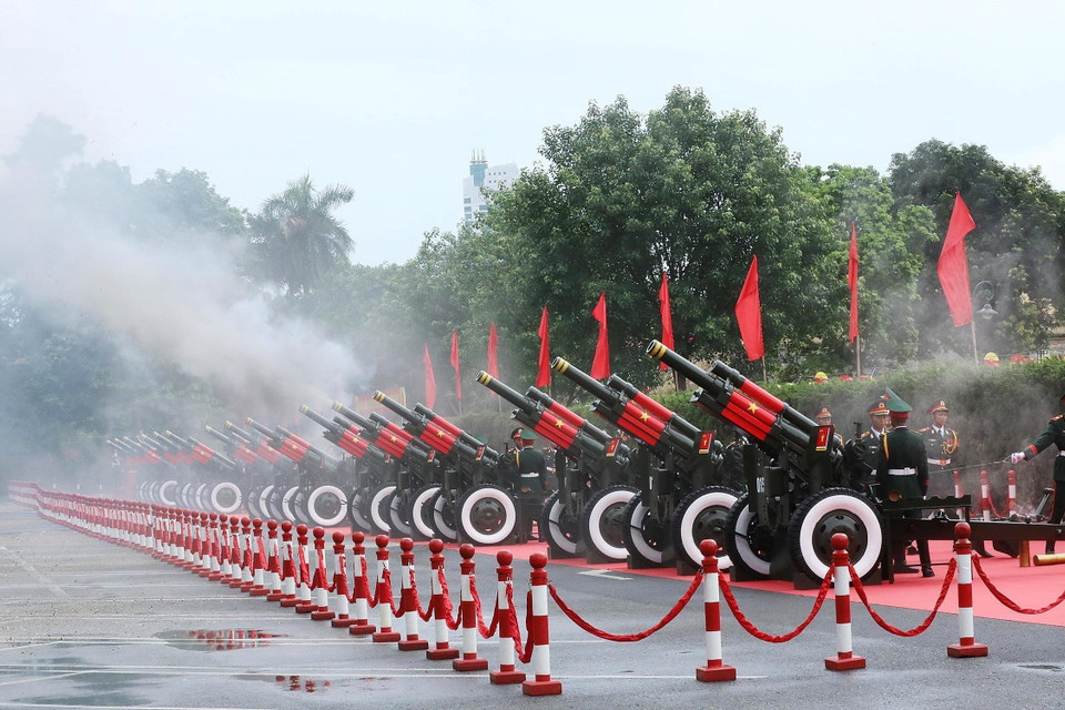 21 phát đại bác chào mừng Tổng thống Hàn Quốc Yoon Suk Yeol và Phu nhân thăm cấp Nhà nước tới Việt Nam. (Ảnh: Lâm Khánh/TTXVN)