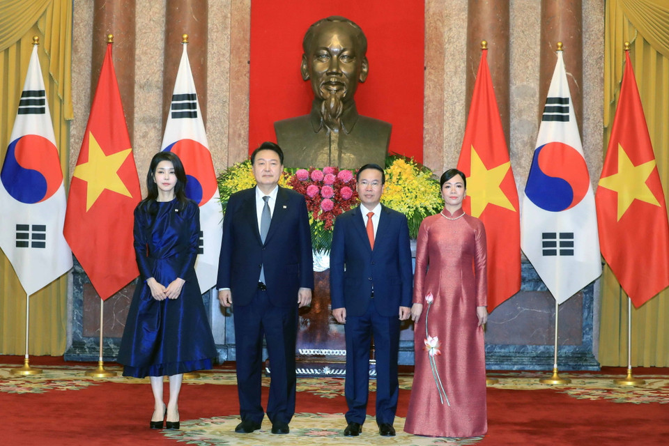 Chủ tịch nước Võ Văn Thưởng và Phu nhân cùng Tổng thống Hàn Quốc Yoon Suk Yeol và Phu nhân tại lễ đón. (Ảnh: Thống Nhất/TTXVN)