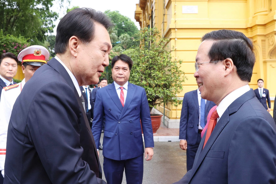 Chủ tịch nước Võ Văn Thưởng đón Tổng thống Hàn Quốc Yoon Suk Yeol. (Ảnh: Thống Nhất/TTXVN)