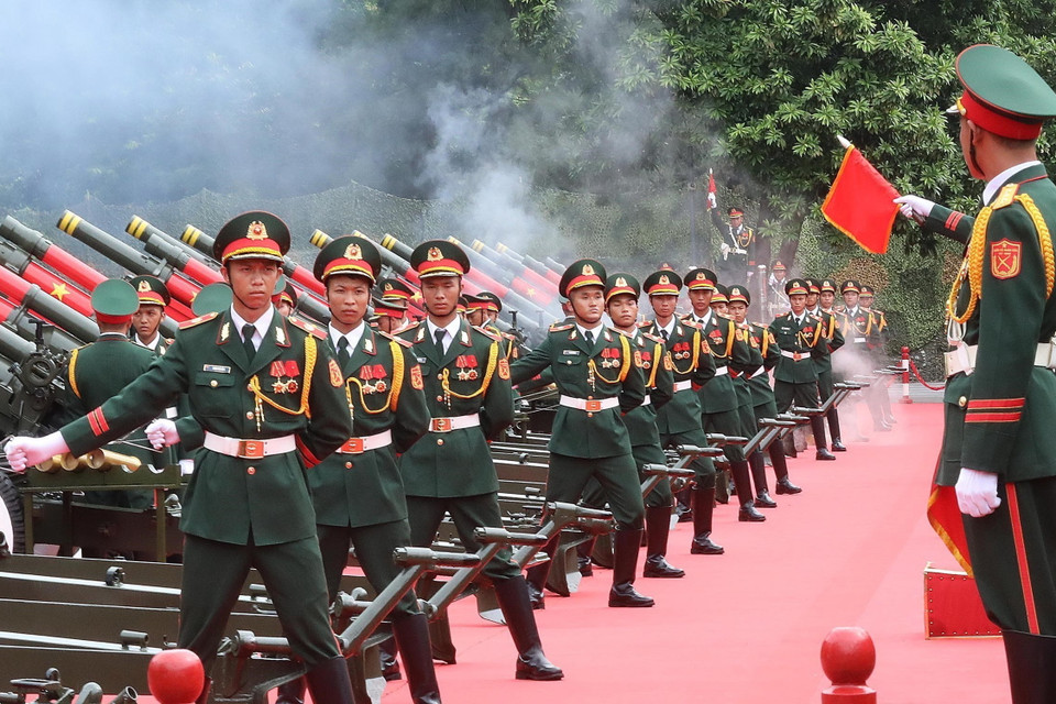 Lữ đoàn Pháo binh 45 (Binh chủng Pháo binh) bắn 21 phát đại bác chào mừng Tổng thống Hàn Quốc Yoon Suk Yeol và Phu nhân thăm cấp Nhà nước tới Việt Nam. (Ảnh: Lâm Khánh/TTXVN)