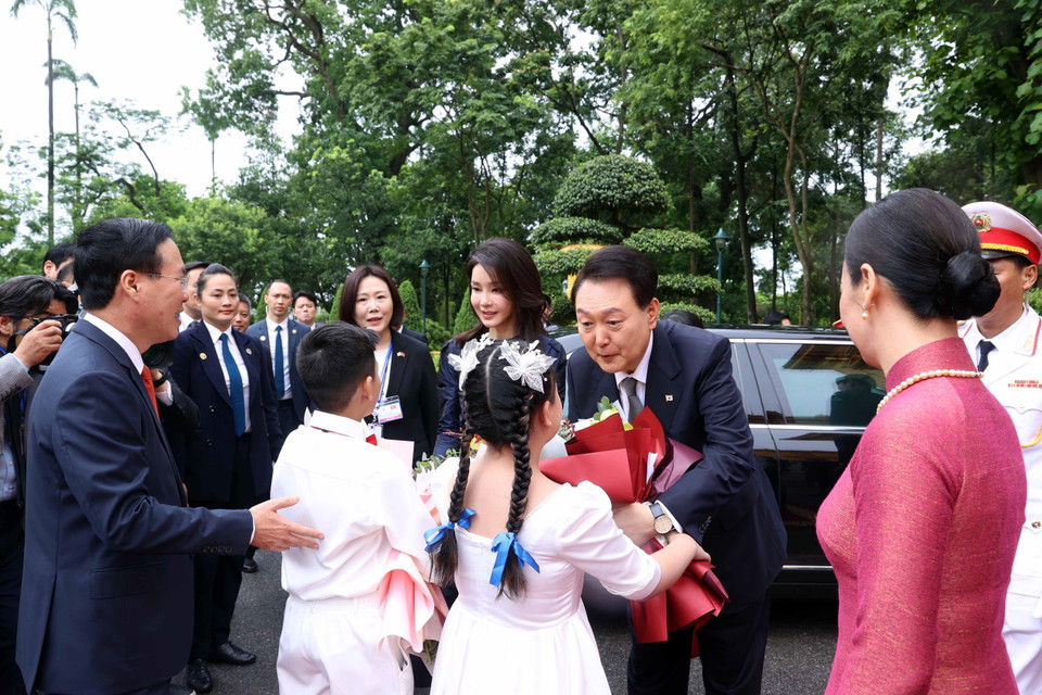Thiếu thi Thủ đô chào mừng Tổng thống Hàn Quốc Yoon Suk Yeol và Phu nhân thăm cấp Nhà nước tới Việt Nam. (Ảnh: Thống Nhất/TTXVN)