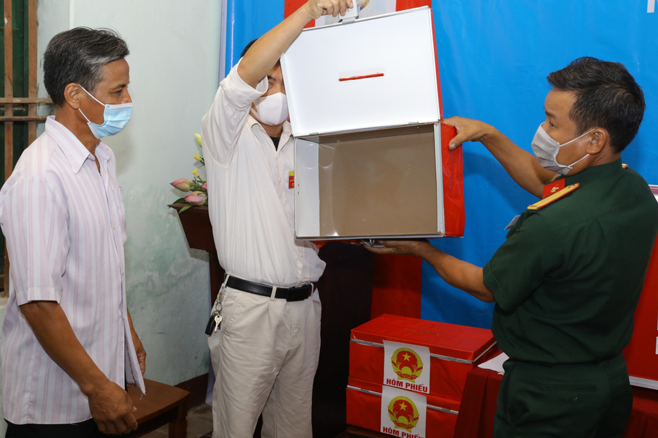 Công tác kiểm tra, niêm phong hòm phiếu tại Khu vực bỏ phiếu số 04, xã Tráng Việt, huyện Mê Linh, Thành phố Hà Nội. (Ảnh: Nguyễn Điệp/TTXVN)