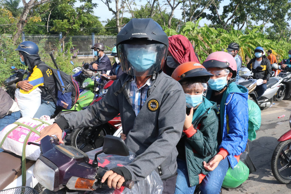Phần lớn người về quê là công nhân, lao động tự do đã thất nghiệp nhiều tháng nay, cuộc sống gặp rất nhiều khó khăn. (Ảnh: Bùi Giang/TTXVN)